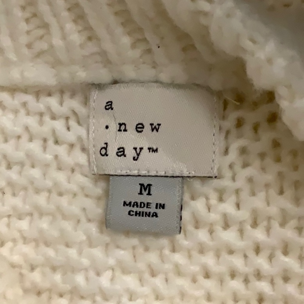 A new day-white long sleeve sweater. Size M - Picture 6 of 7